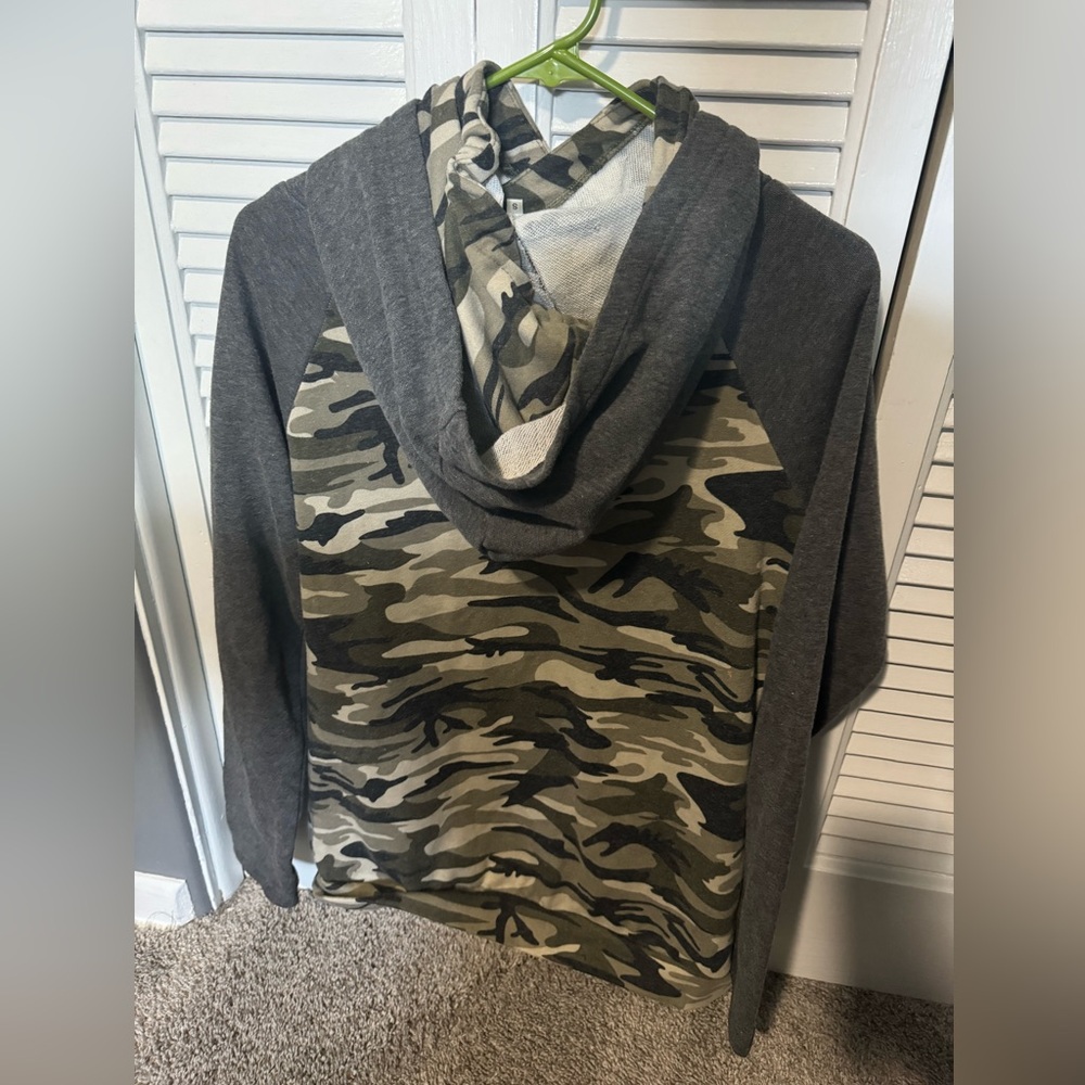 Women’s Camo sweatshirt